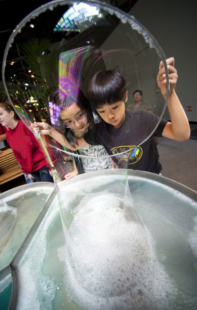 Exploratorium kids & bubbles