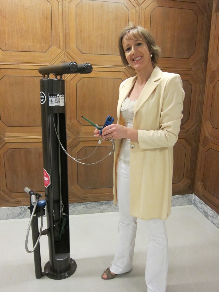 Alison van Diggelen checks out the "bike spa" tools at 140 New Montgomery, SF - Photo credit: Fresh Dialogues 